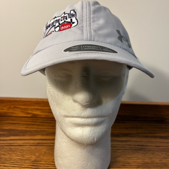 Ladies Under Armor light gray, light weight, running cap NWT - Picture 12 of 12